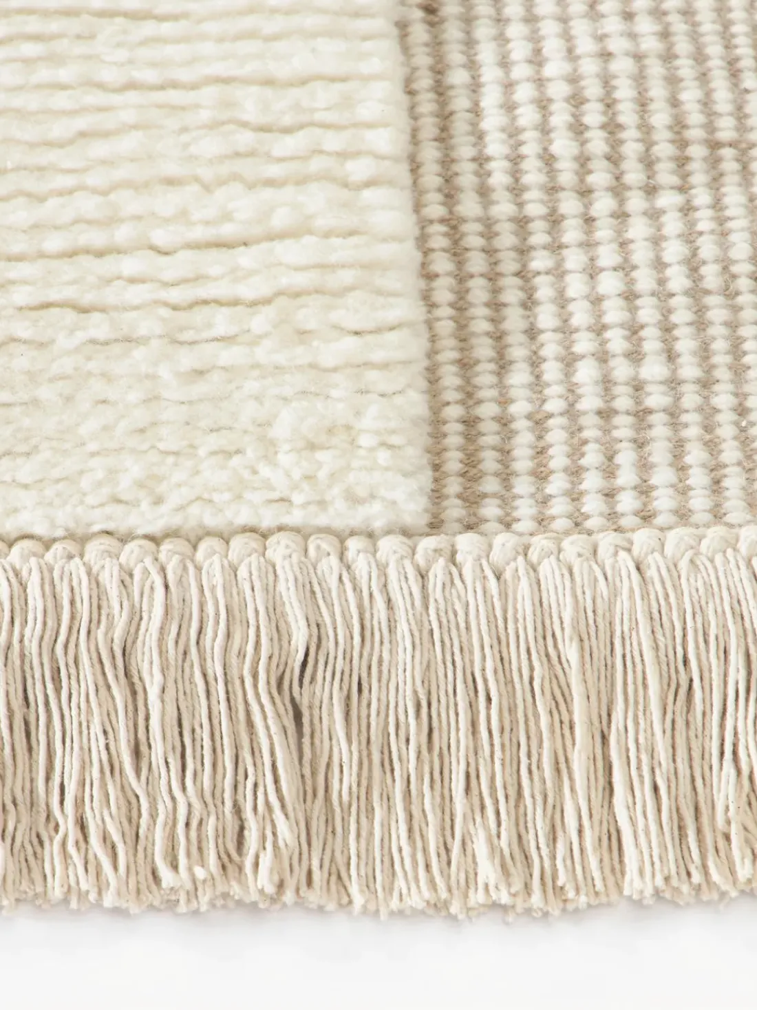 Alfombra artesanal con relieve y flecos Laine