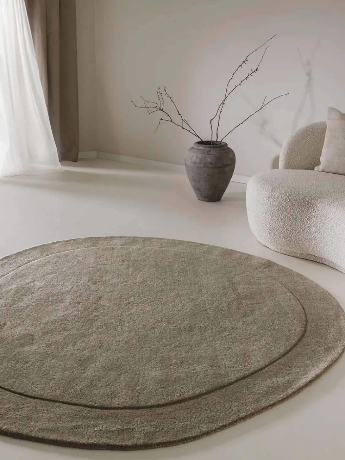 Alfombra artesanal de lana con forma orgánica Shape