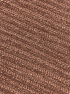 Alfombra artesanal de pelo largo texturizada Wes