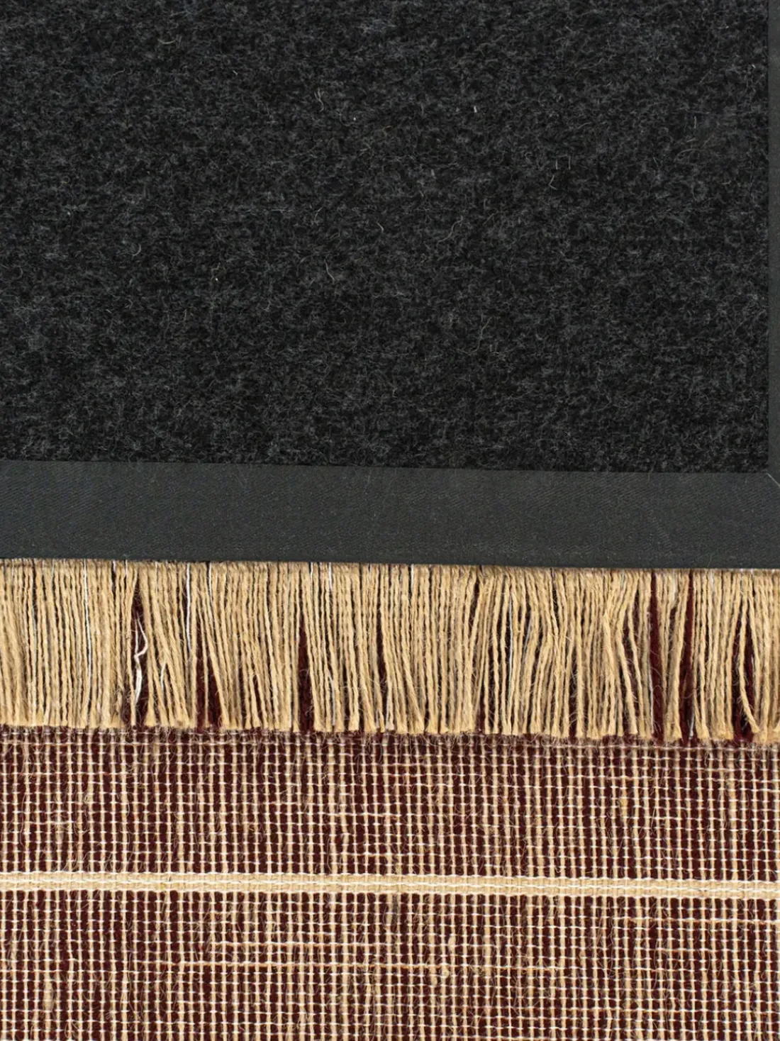 Alfombra corredor de pelo corto con flecos de diseño Folkform Monochrome