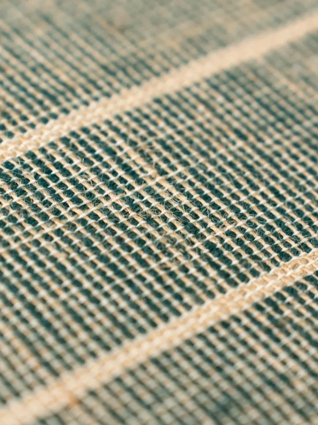 Alfombra corredor de pelo corto con flecos de diseño Folkform Monochrome