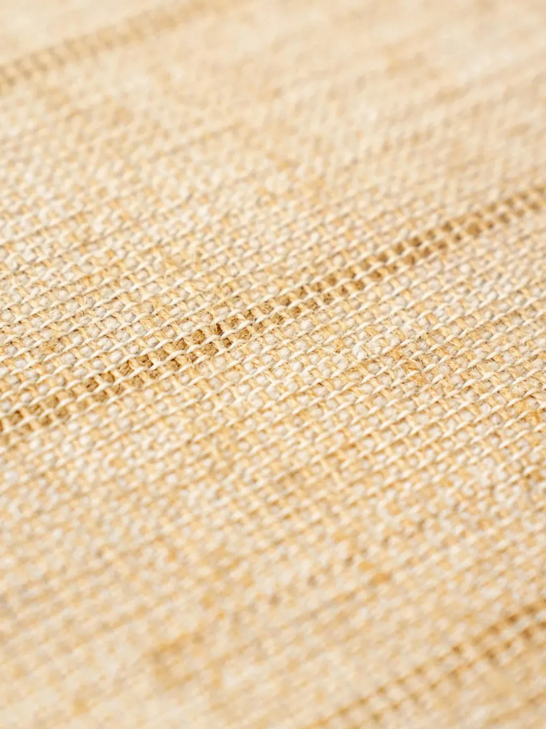 Alfombra corredor de pelo corto con flecos de diseño Folkform Monochrome