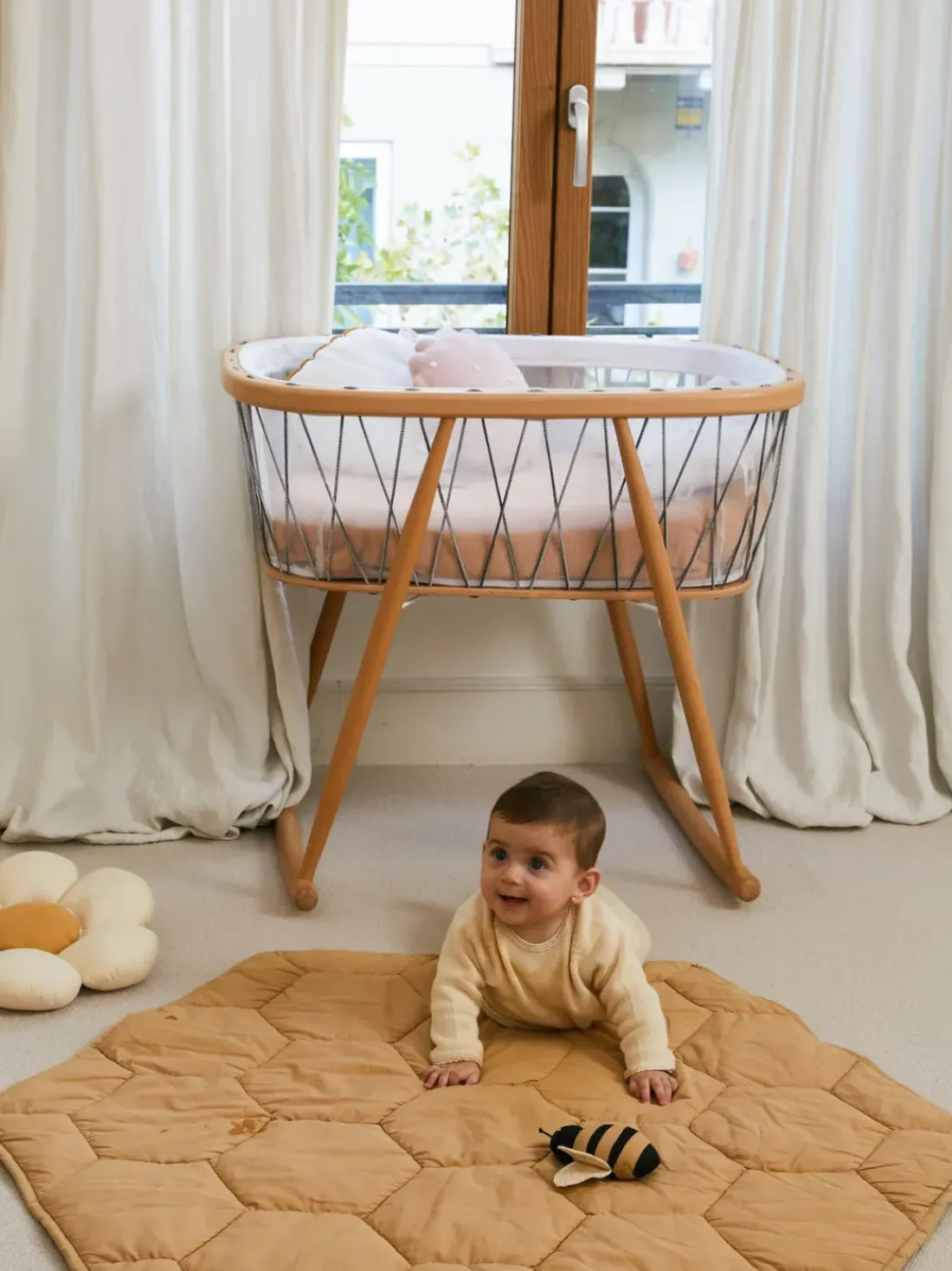 Alfombra de juegos artesanal con juguetes sonajeros Honeycomb