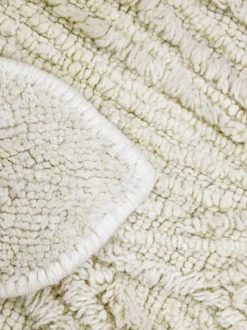 Alfombra infantil artesanal de lana en relieve Sheep, lavable