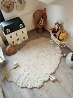 Alfombra infantil artesanal de lana en relieve Sheep, lavable