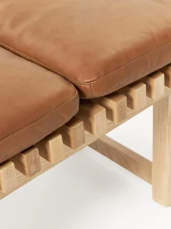 Banco de madera de fresno con asiento de cuero Sora
