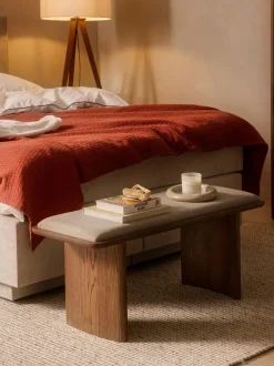 Banco de madera de roble con cojín de asiento Chandler
