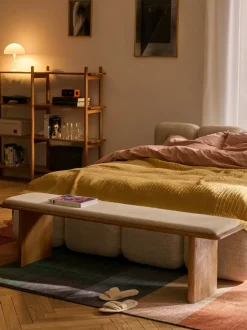 Banco de madera de roble con cojín de asiento Chandler