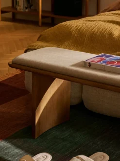 Banco de madera de roble con cojín de asiento Chandler