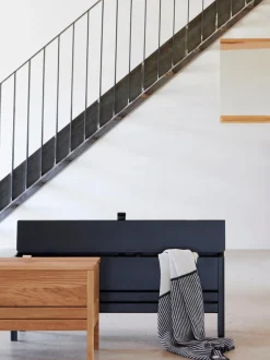 Banco de madera de roble con espacio de almacenaje A Line