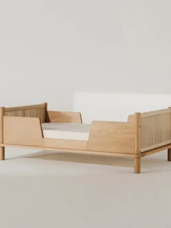 Cama infantil de madera de roble Latitude, 70 x 140 cm