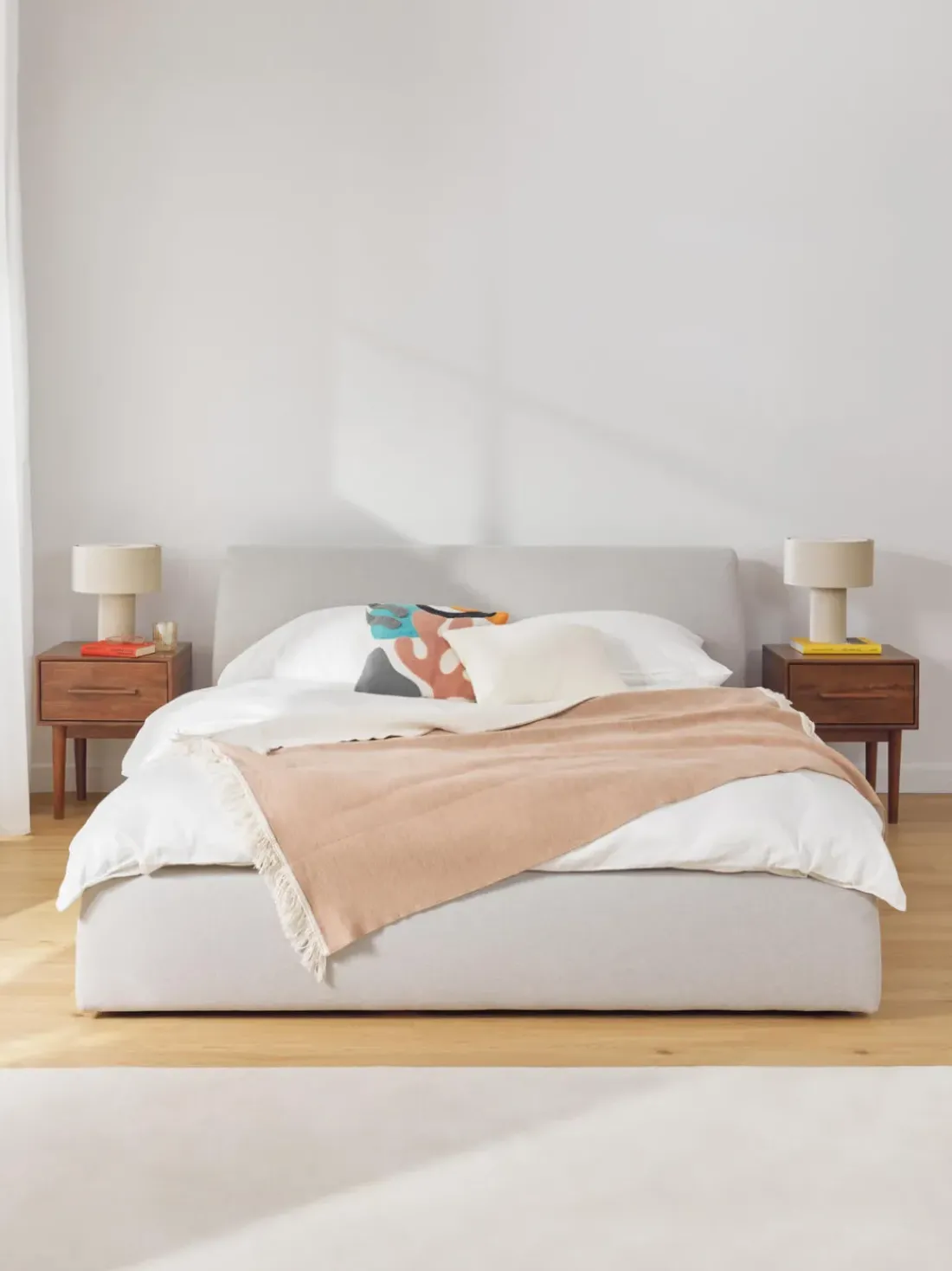 Cama tapizada con espacio de almacenamiento Cloud
