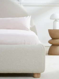 Cama tapizada en tejido bouclé Ebba