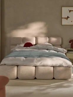 Cama tapizada en tejido bouclé Tayla