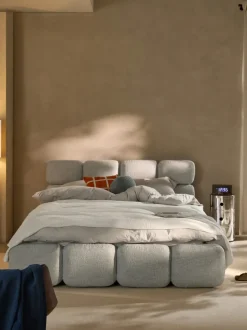Cama tapizada en tejido bouclé Tayla