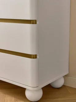 Cómoda con patas esféricas Bumba