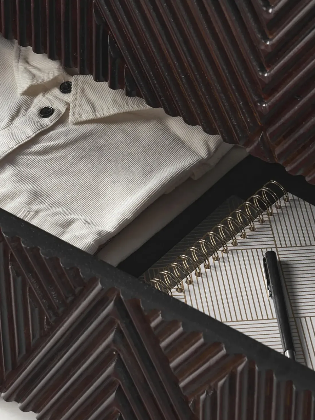 Cómoda de madera de mango Louis