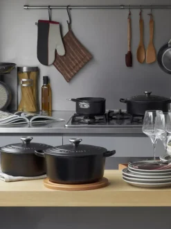 Cocotte redonda de hierro fundido Signature Collection