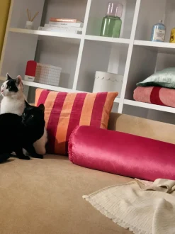 Cojín rulo co flecos Nikita