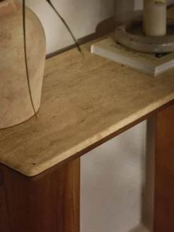 Consola de madera de roble con tablero de travertino Chandler