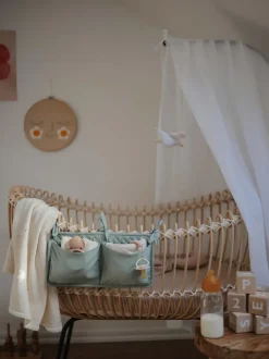 Cuna artesanal de ratán Lola