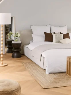 Espejo de pared con marco de madera de roble Avery