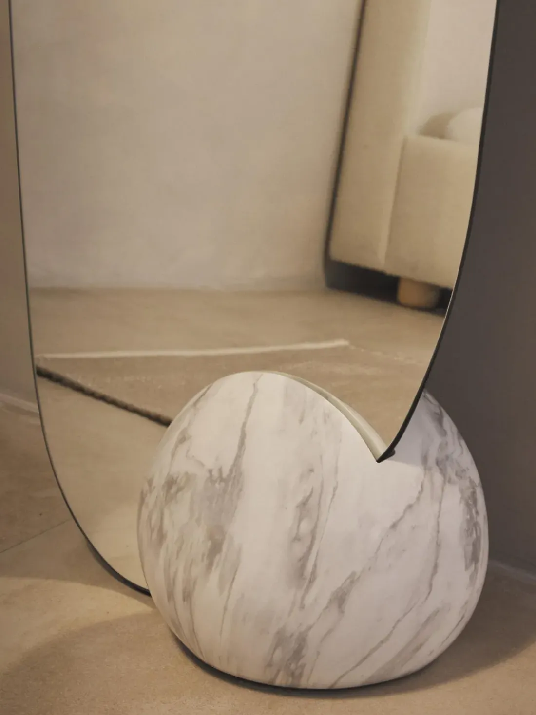 Espejo de pie con base en look mármol Bonita