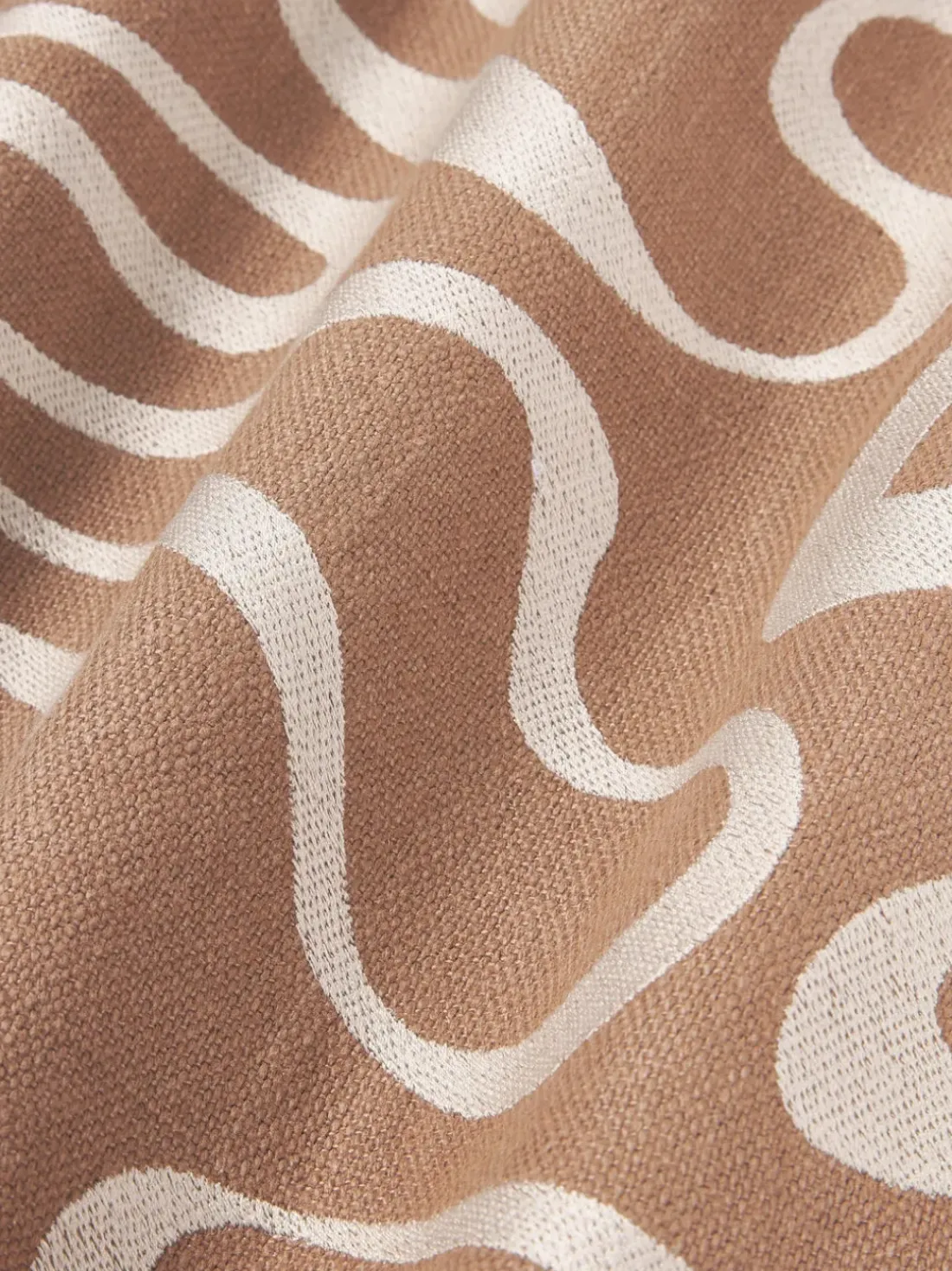 Funda de cojín para exterior con estampado de ondas bordadas Shanti