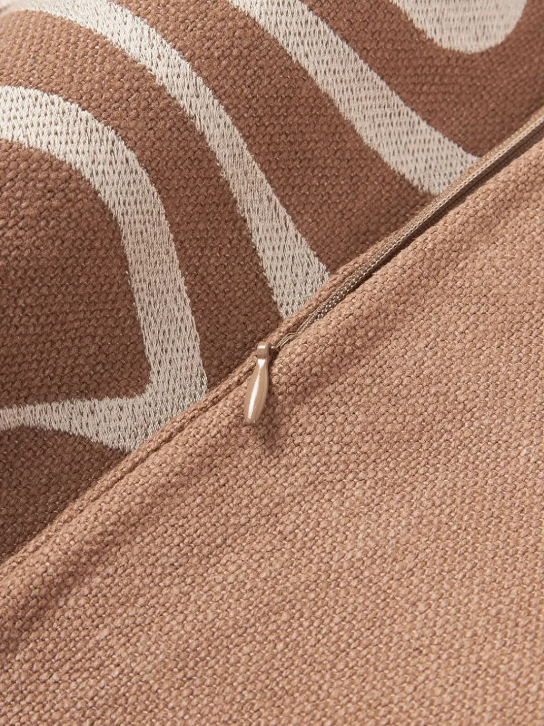 Funda de cojín para exterior con estampado de ondas bordadas Shanti