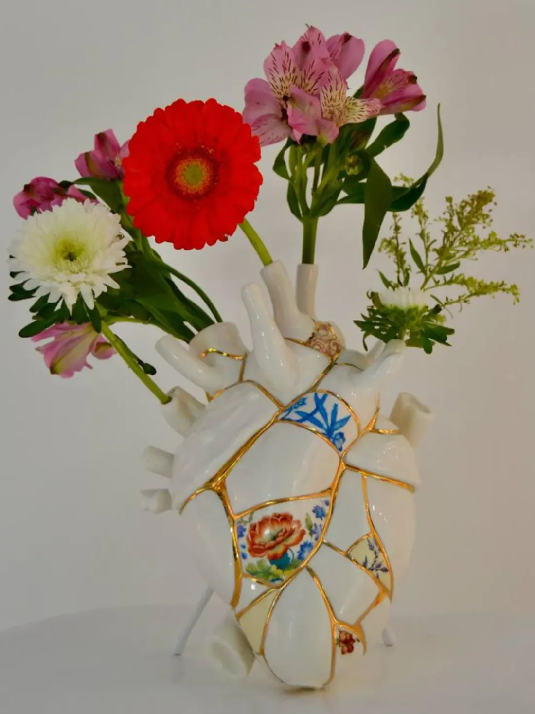 Jarrón de porcelana con decoración dorada Love in Bloom, 25 cm