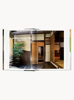 Libro ilustrado: Living in Japan. 45th Ed.