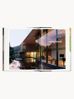 Libro ilustrado: Living in Japan. 45th Ed.