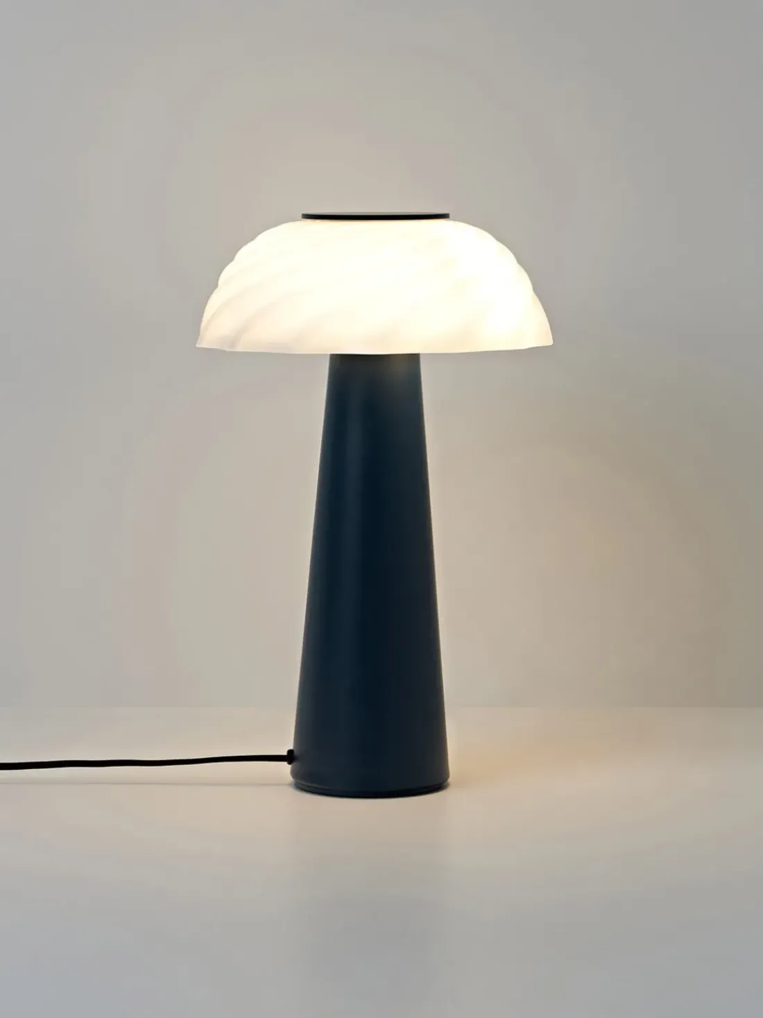 Lámpara de mesa artesanal Anya