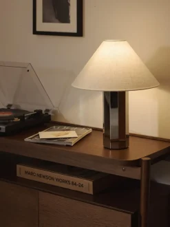 Lámpara de mesa con base de metal Lima