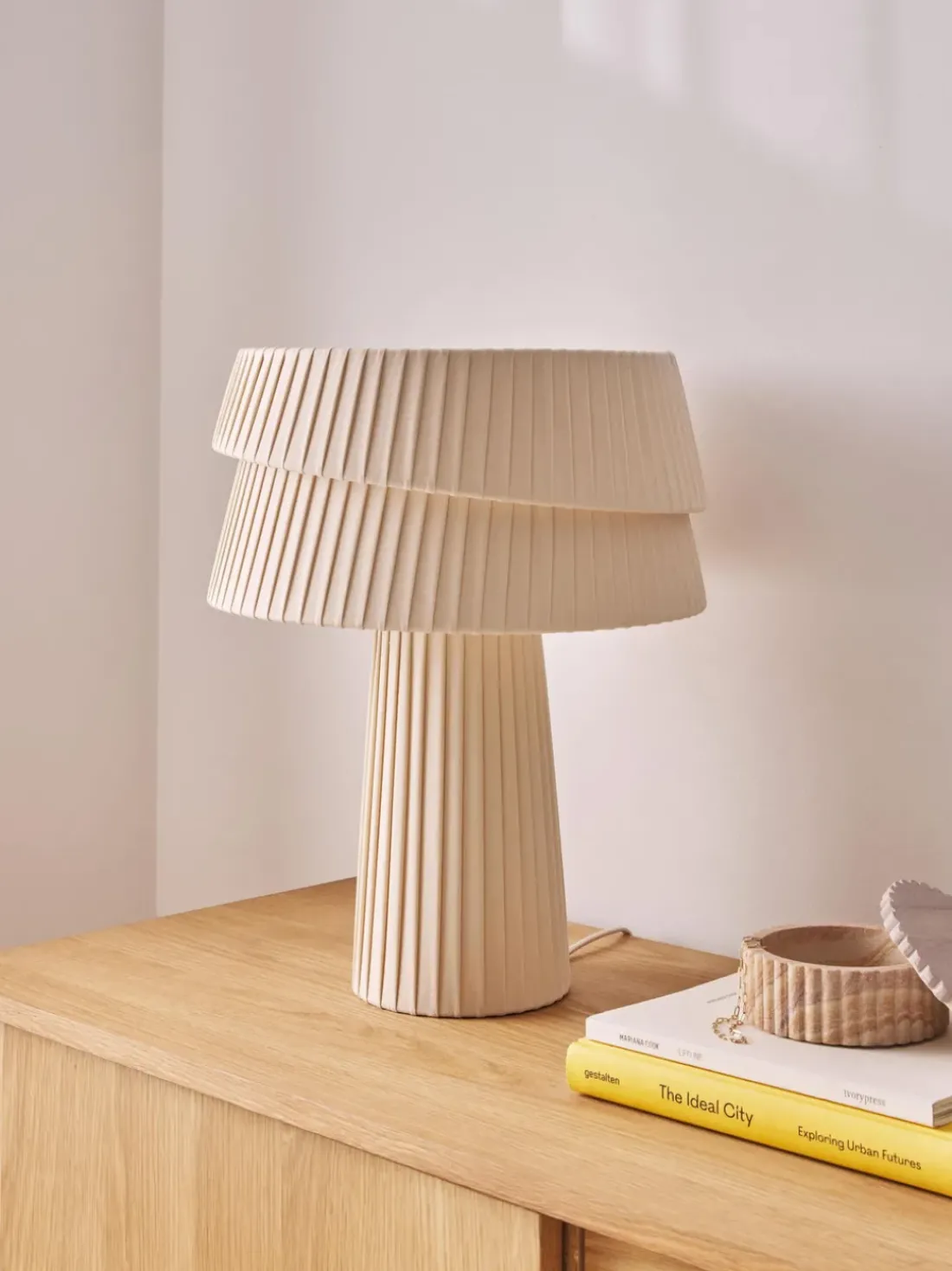 Lámpara de mesa con pantala asimetrica Nyla