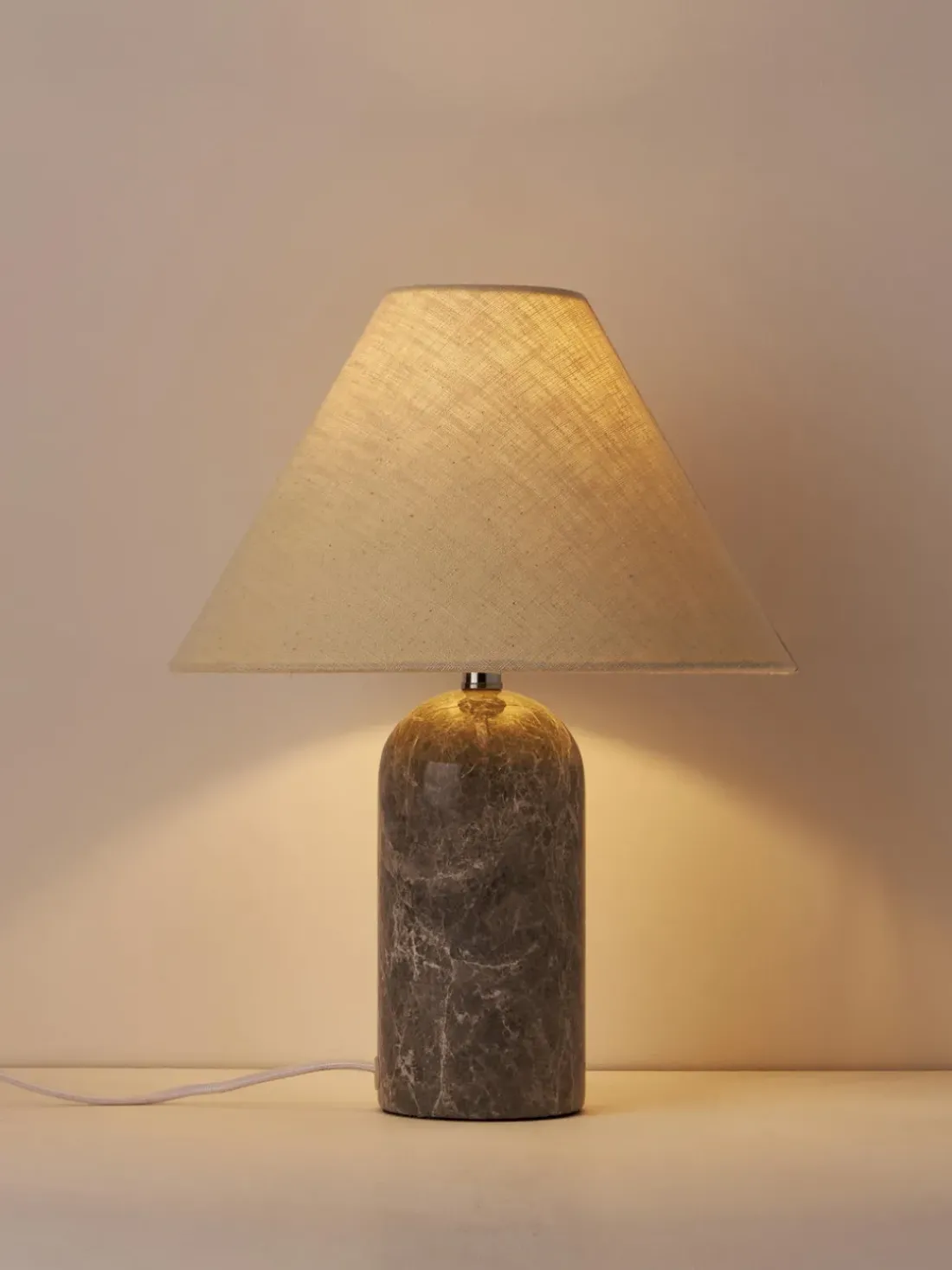 Lámpara de mesa de mármol Gia