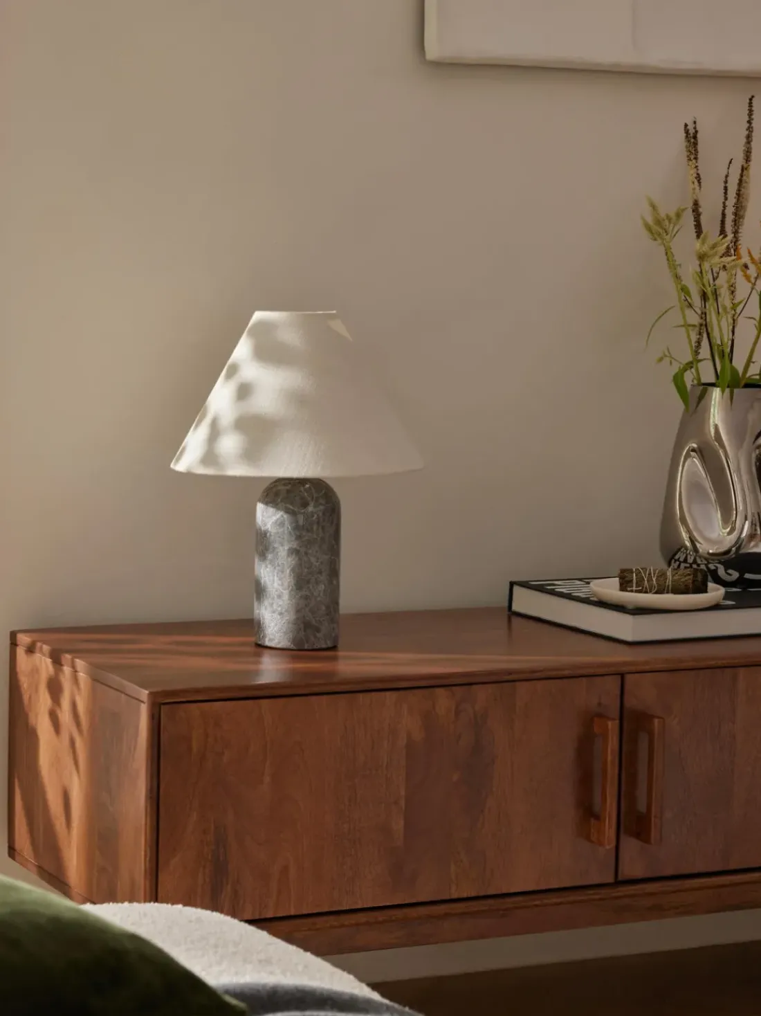 Lámpara de mesa de mármol Gia