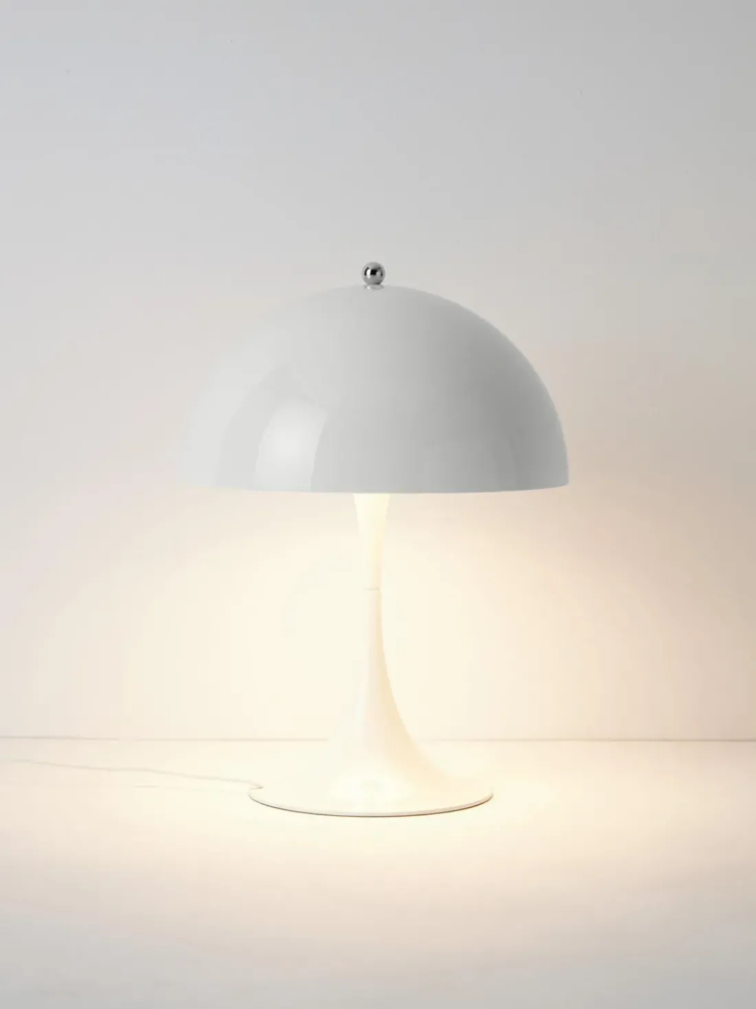 Lámpara de mesa LED Panthella de diseño Verner Panton, 34 cm