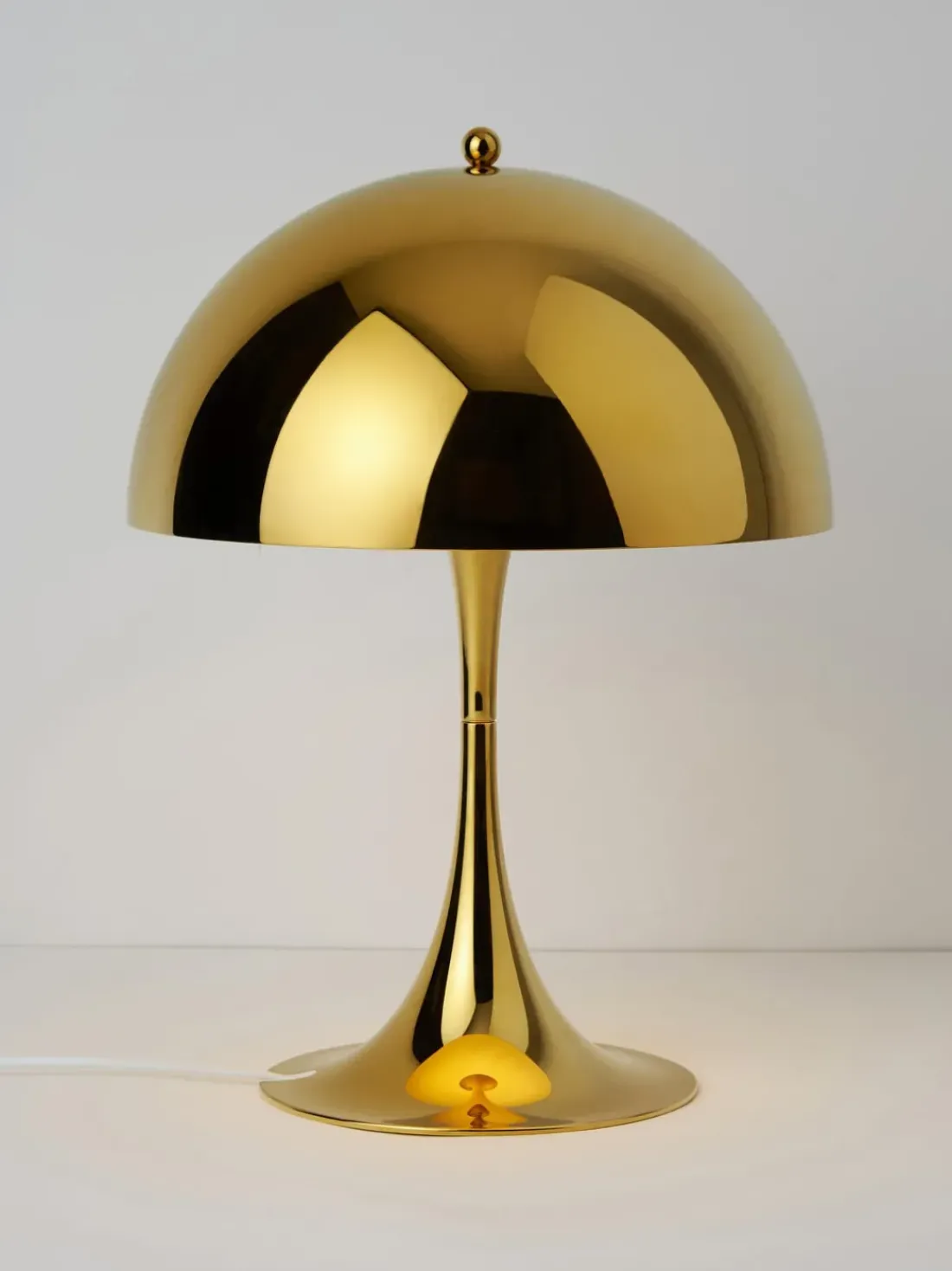 Lámpara de mesa LED Panthella, de diseño Verner Panton