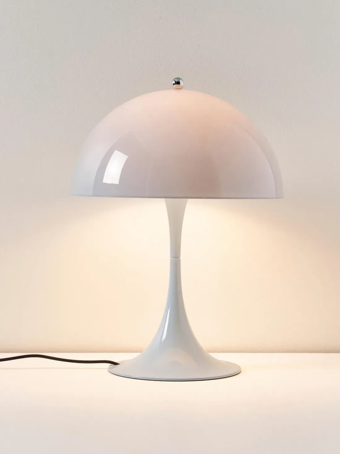 Lámpara de mesa LED Panthella, de diseño Verner Panton