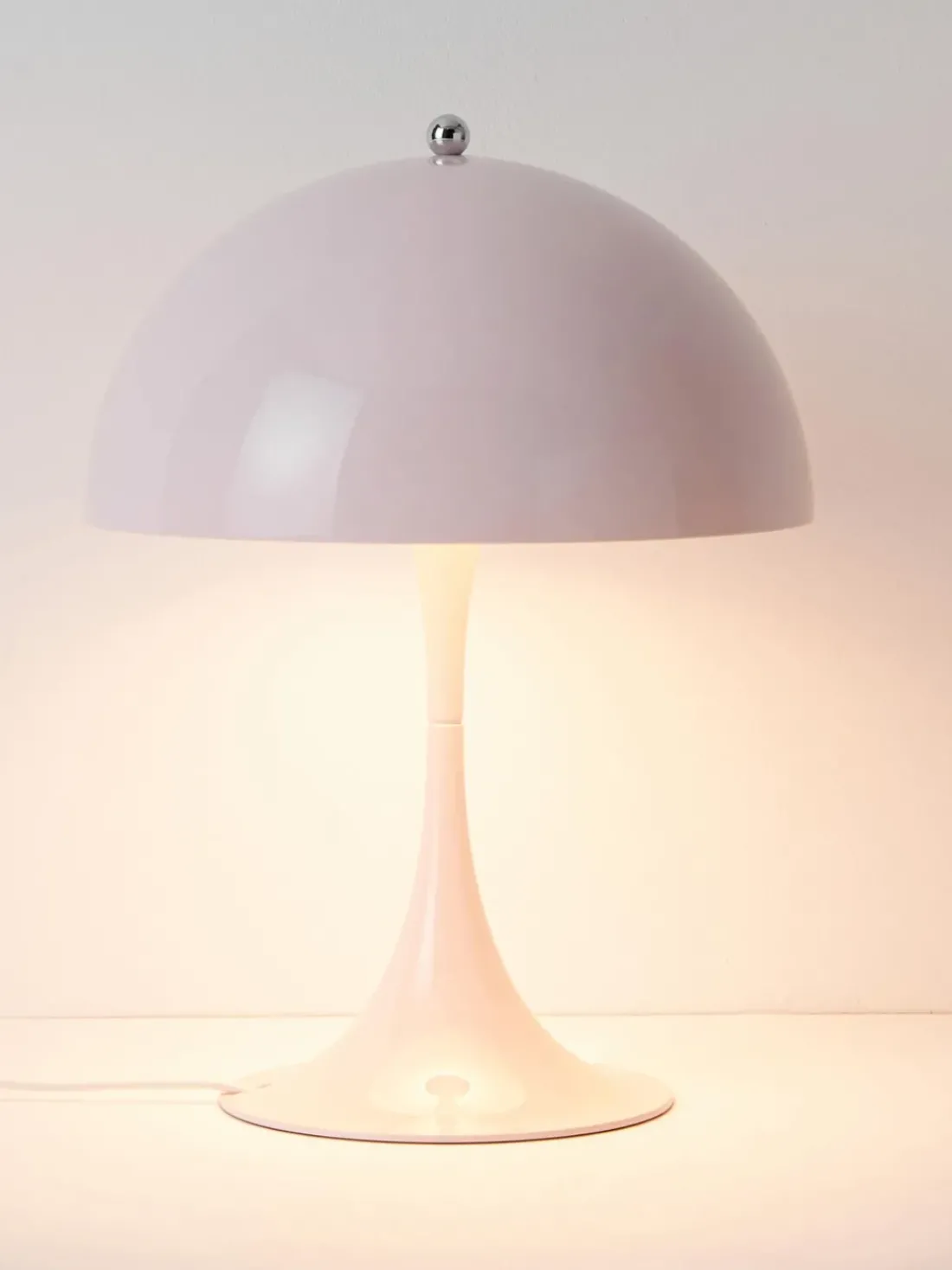 Lámpara de mesa LED Panthella, de diseño Verner Panton