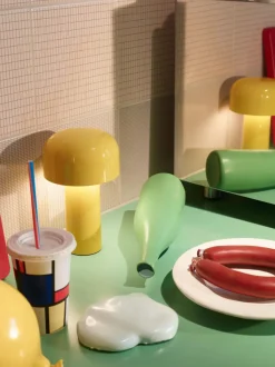 Lámpara de mesa LED pequeña regulable Bellhop, portátil