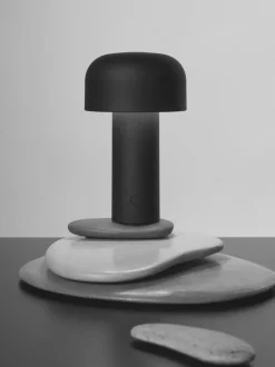 Lámpara de mesa LED pequeña regulable Bellhop, portátil