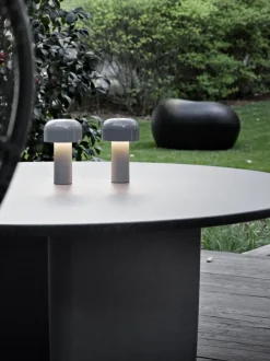Lámpara de mesa LED pequeña regulable Bellhop, portátil