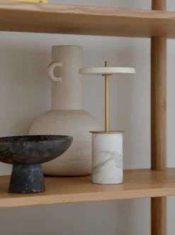 Lámpara de mesa LED pequeña regulable de mármol Asteria, portátil