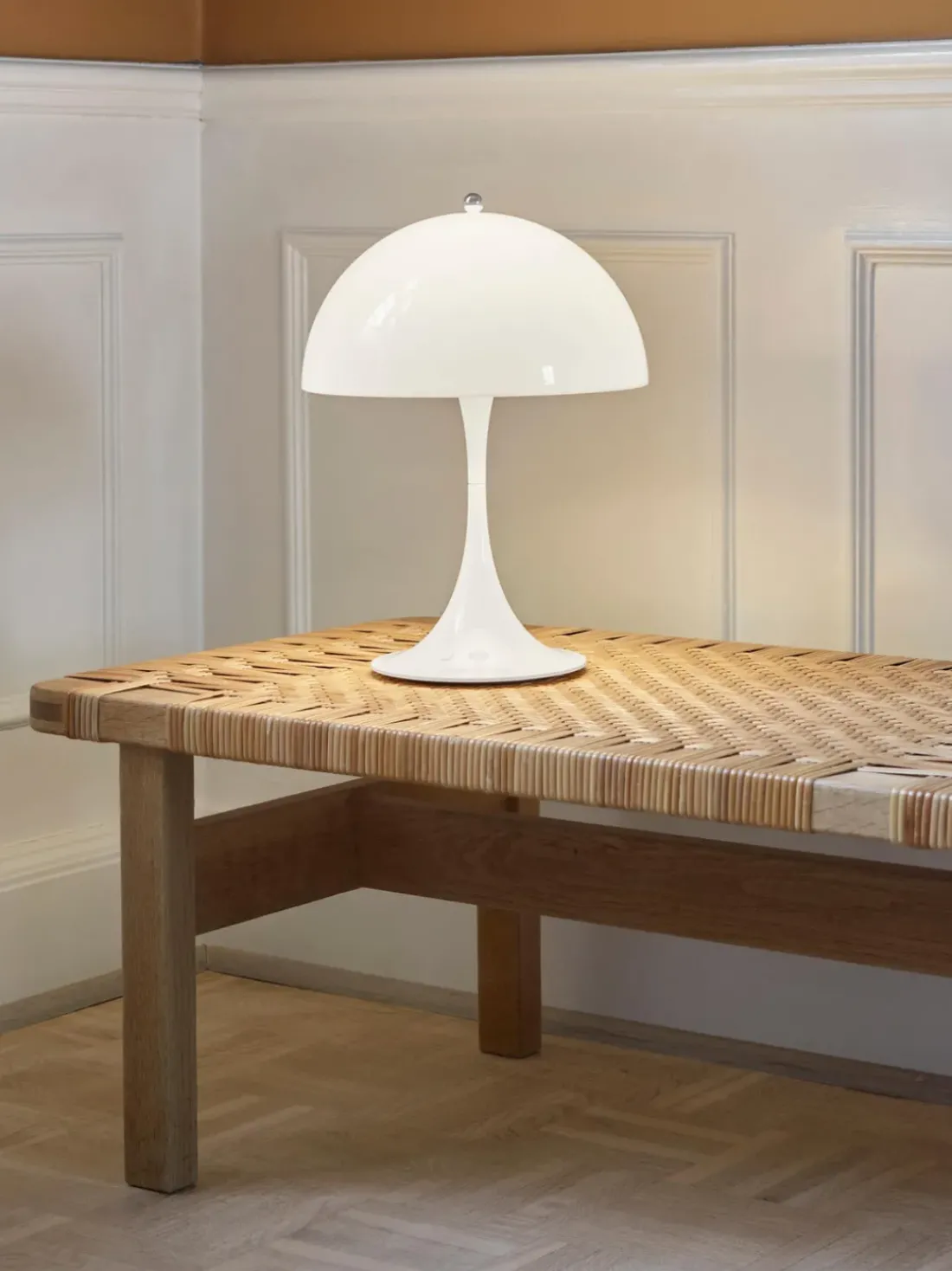 Lámpara de mesa LED regulable Panthella, 34 cm