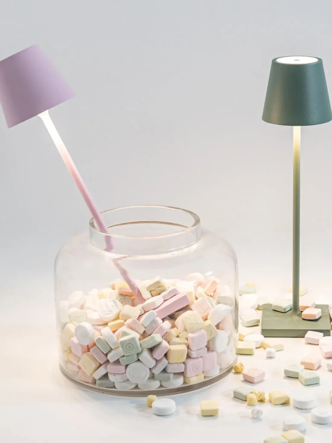 Lámpara de mesa LED regulable Poldina, portátil