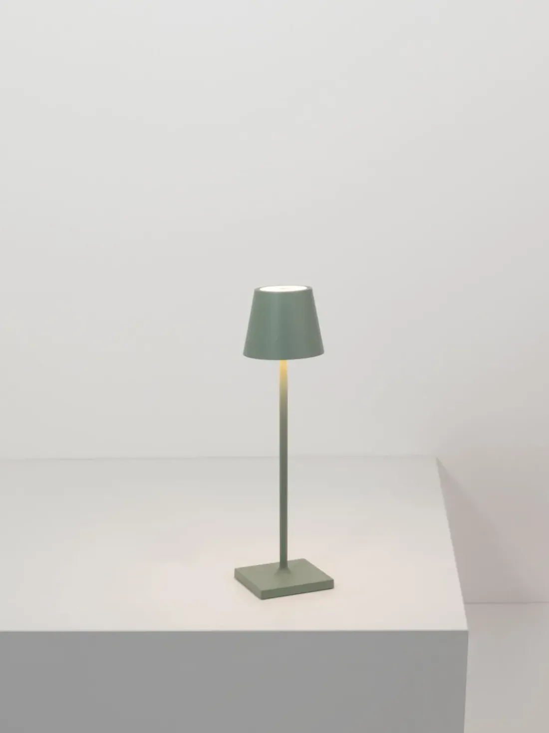 Lámpara de mesa LED regulable Poldina, portátil