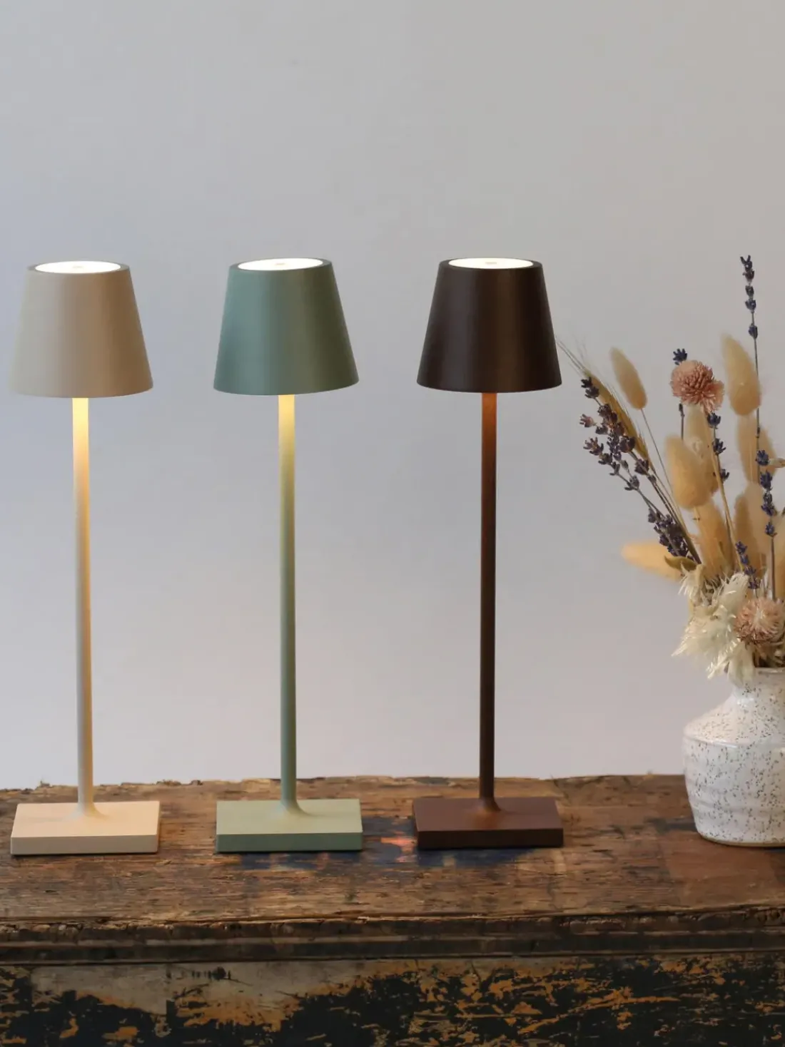 Lámpara de mesa LED regulable Poldina, portátil