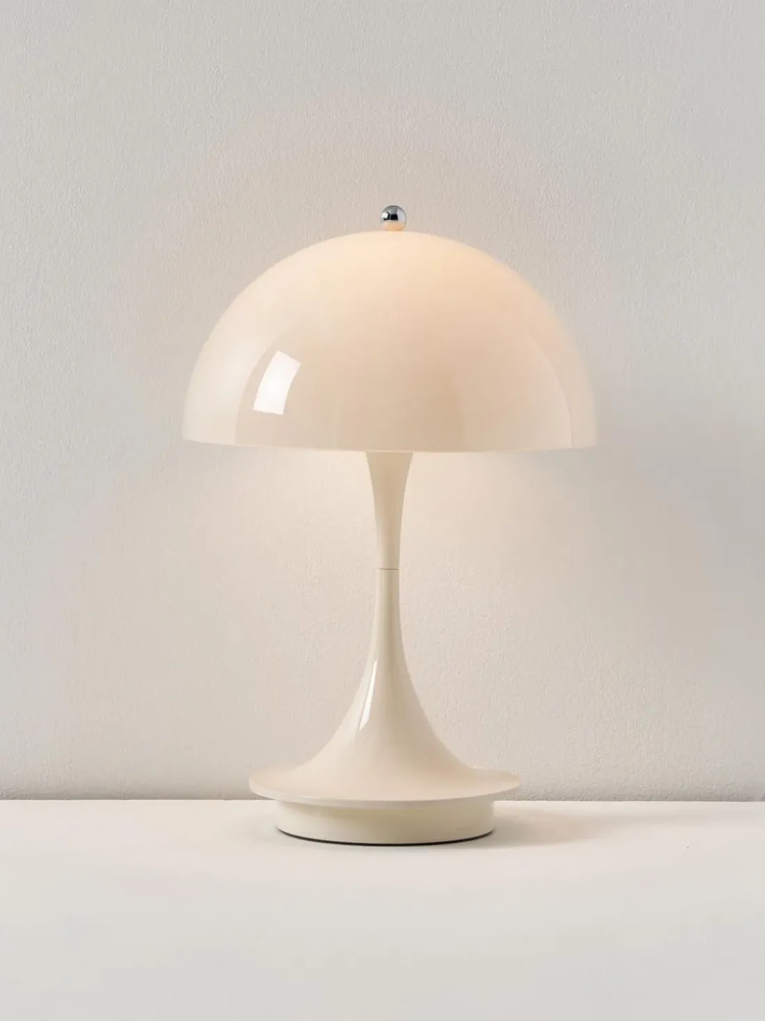 Lámpara de mesa LED regulable Panthella 160, diseño Verner Panton